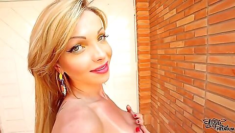 Blonde blonde whore with a deep throat fucks by a guy