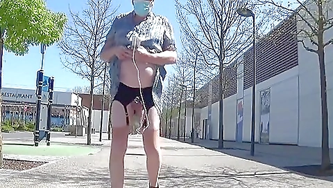 Travesti gets on with her friend in front of her friend