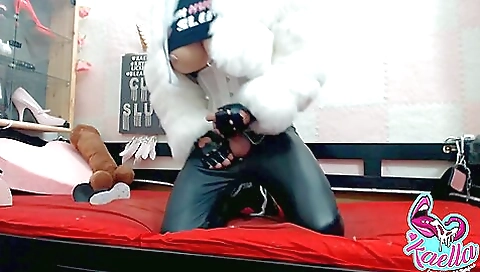 Amateur tattooed slut fucks a huge dildo in her ass