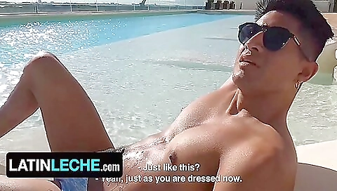 Amateur photographer fucks a hot latina in the studio